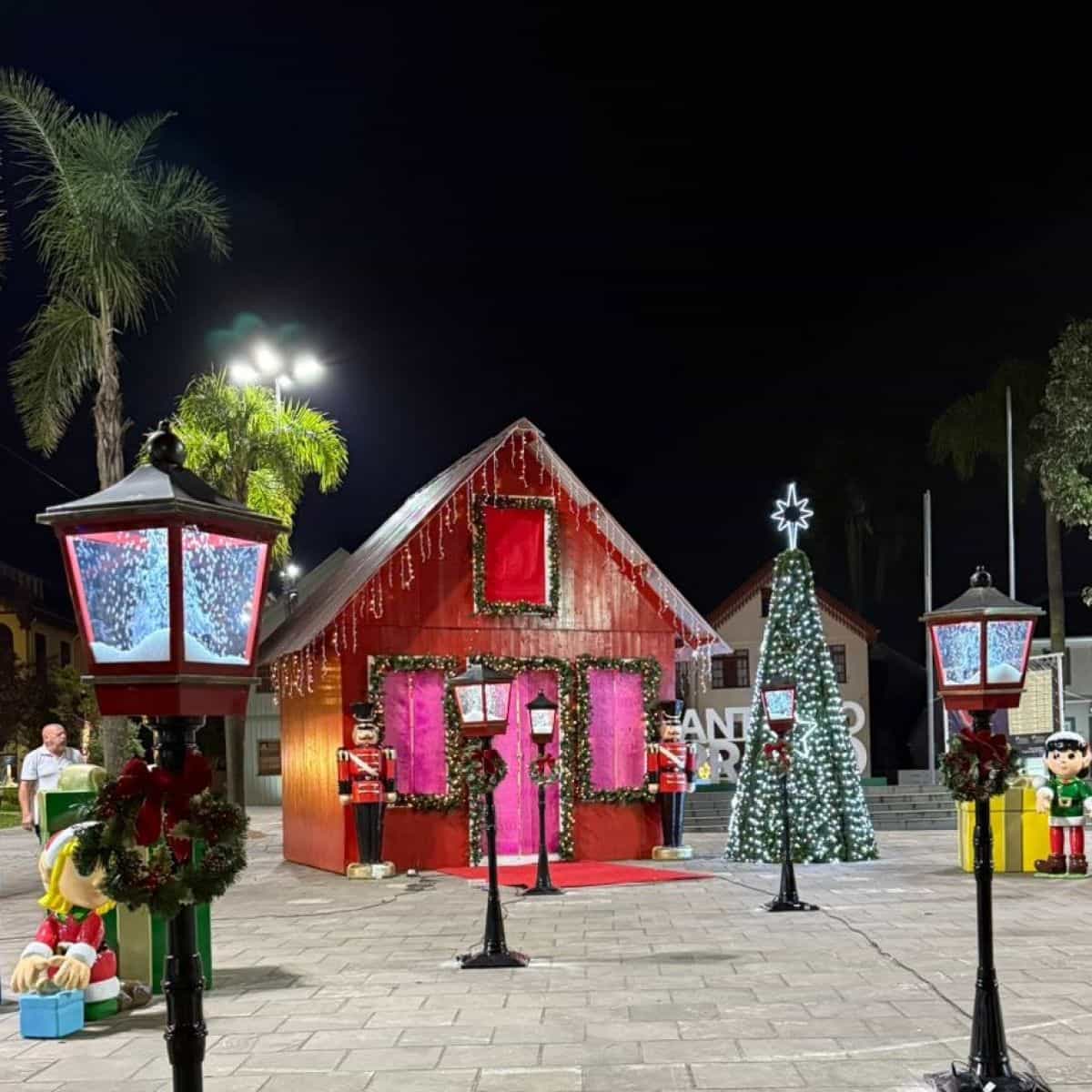 Foto de capa da notícia Secretaria do Turismo finaliza a decoração do Nostro Natale 2025