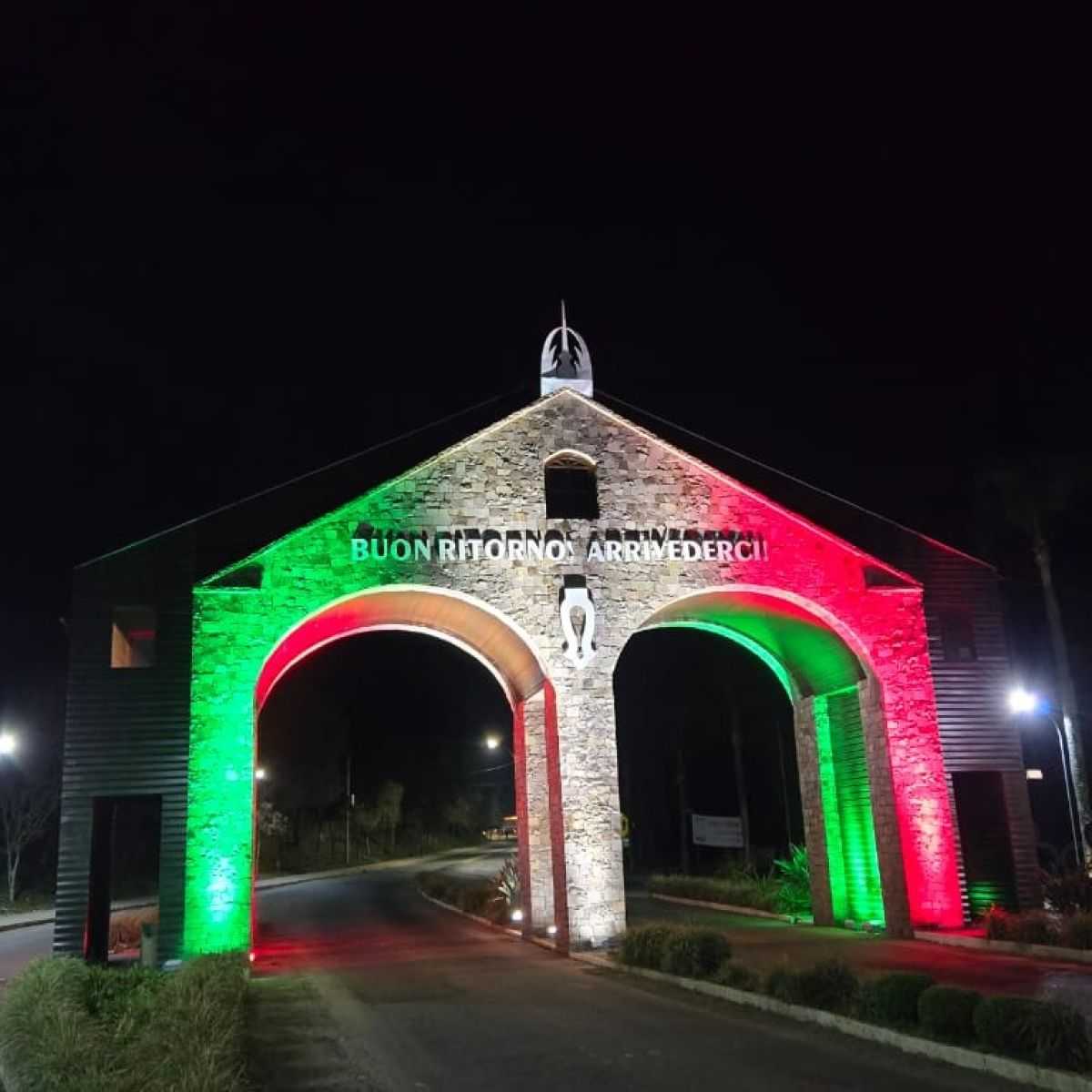 Foto de capa da notícia Secretaria do Turismo inaugura iluminação especial no pórtico de entrada do município
