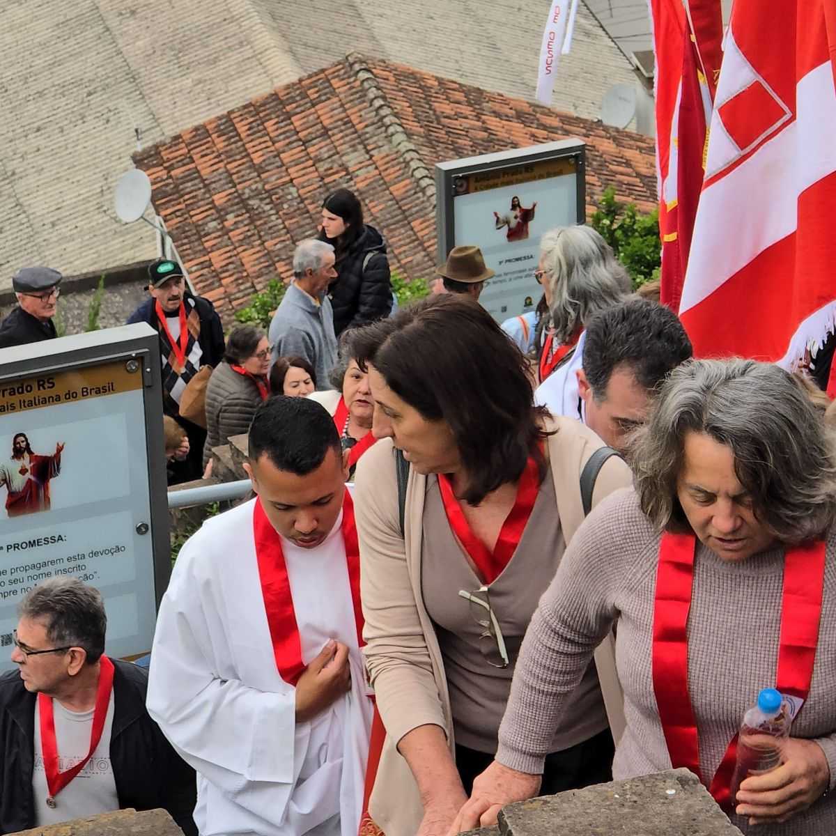 Foto de capa da notícia Escadarias da Fé – 12 Promessas do Sagrado Coração de Jesus recebem peregrinação do Apostolado da Oração