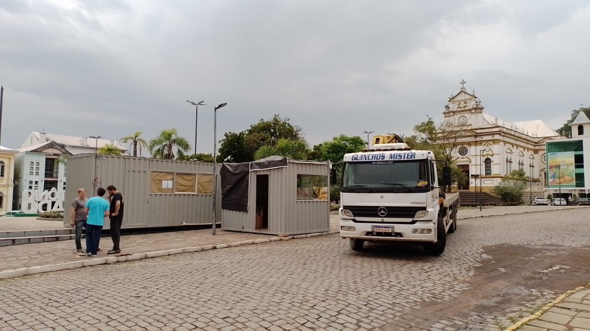 Estruturas da FenaMassa começam a ser montadas na Praça Garibaldi