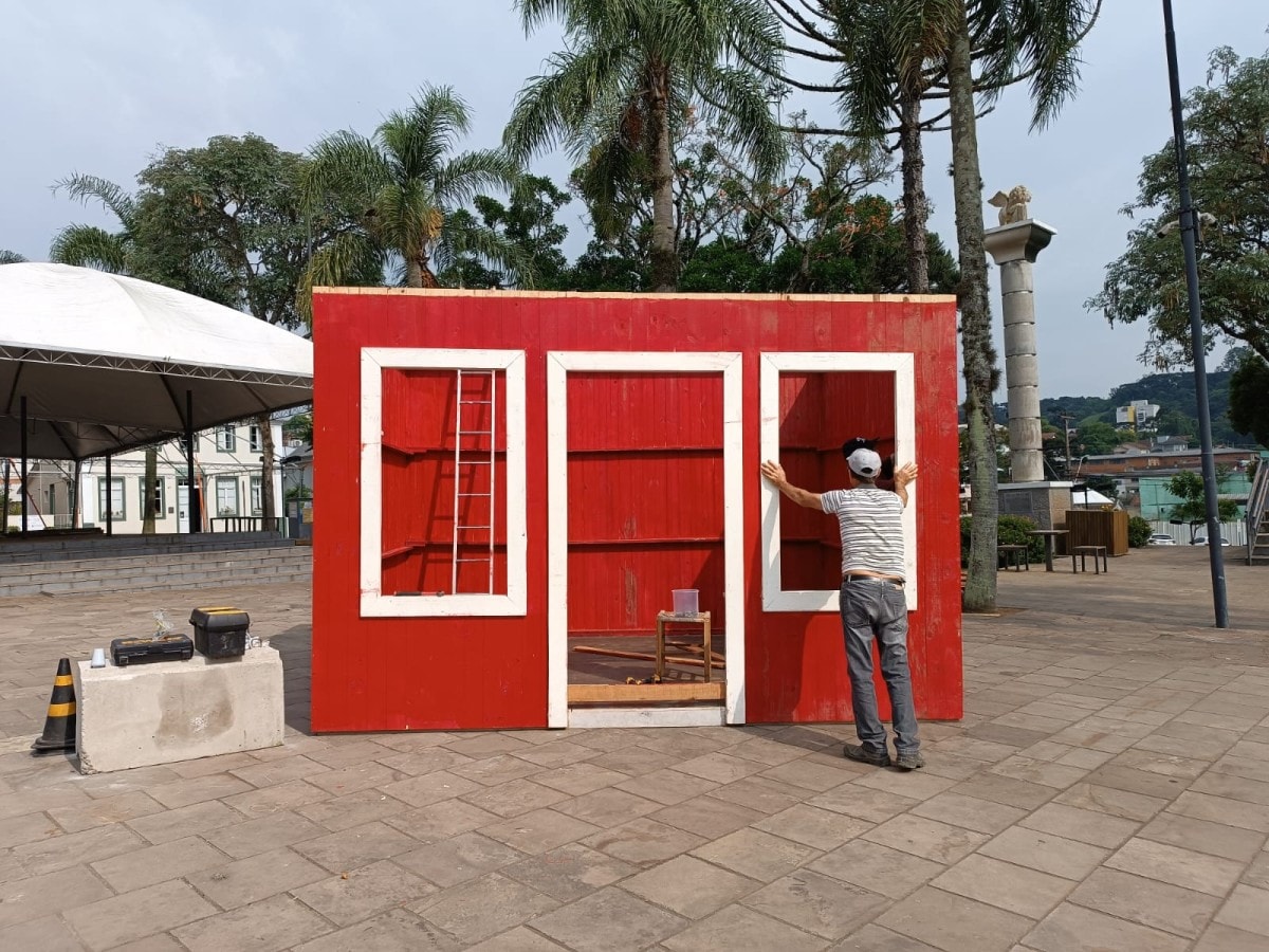 Decoração de Natal começa a ser instalada na Praça Garibaldi