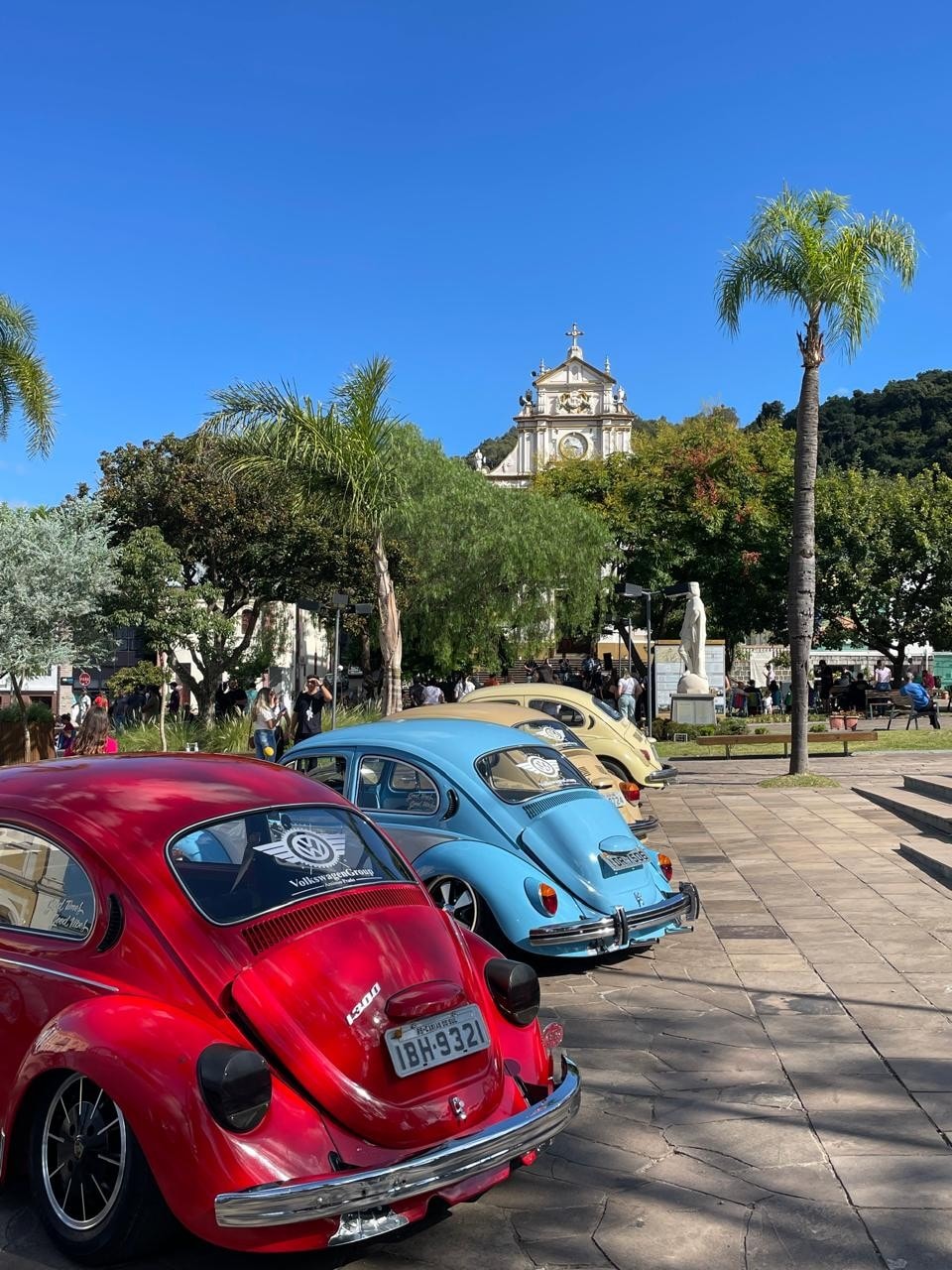 5º Retrô Beneficente e show de Os Rebobinados animam a Praça Garibaldi