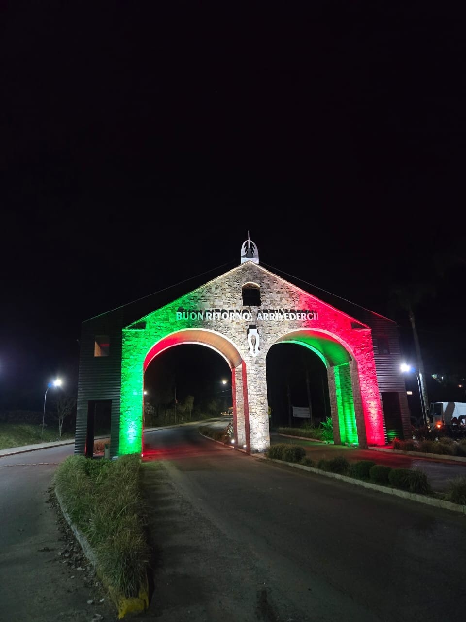 Secretaria do Turismo inaugura iluminação especial no pórtico de entrada do município